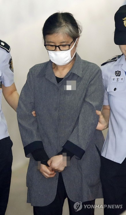 This file photo, taken on June 20, 2017, shows Choi Soon-sil entering a courthouse for a trial over the influence-peddling scandal. (Yonhap) 