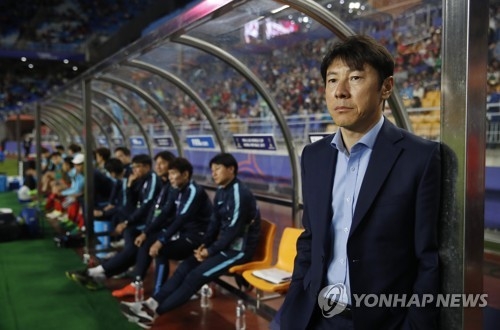 In this file photo taken on May 26, 2017, South Korean football coach Shin Tae-yong watches the FIFA U-20 World Cup match between South Korea and England at Suwon World Cup Stadium in Suwon, Gyeonggi Province. (Yonhap)
