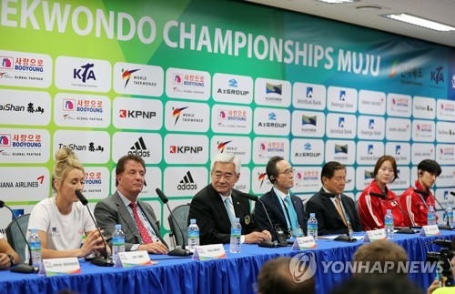 Athletes and officials participating in the World Taekwondo Federation (WTF) World Taekwondo Championships in Muju, North Jeolla Province, attend a press conference at Taekwondowon on June 24, 2017. From left: British practitioner Jade Jones; Hoss Rafaty, WTF's secretary general; Choue Chung-won, president of the WTF; Song Ha-jin and Lee Yun-taek, co-presidents of the organizing committee; and South Korean athletes Oh Hye-ri and Lee Dae-hoon. (Yonhap)