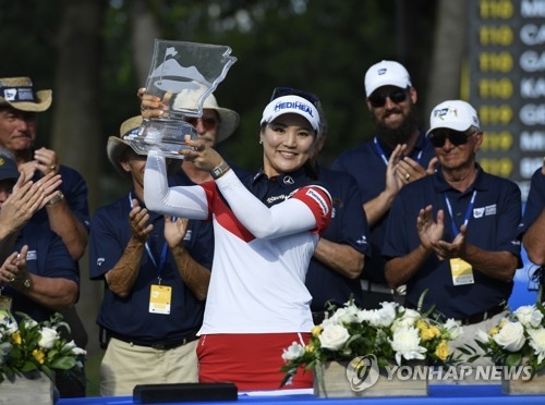 In this Associated Press photo, Ryu So-yeon of South Korea hoists the champion's trophy after winning the Walmart NW Arkansas Championship on the LPGA Tour at Pinnacle Country Club in Rogers, Arkansas, on June 25, 2017. (Yonhap)