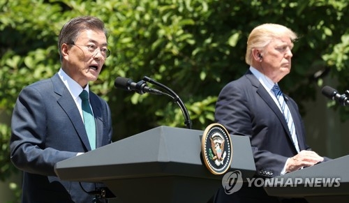 South Korean President Moon Jae-in (L) holds a joint press briefing with his U.S. counterpart Donald Trump at the White House on June 30, 2017. (Yonhap)