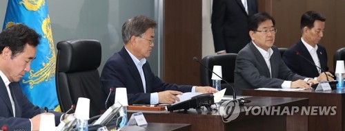 South Korean President Moon Jae-in (second from L) chairs an emergency meeting of the National Security Council at the presidential office Cheong Wa Dae on July 4, 2017, shortly after North Korea launched what was believed to be an intermediate range missile in its sixth missile provocation since Moon came into office in May. (Yonhap)