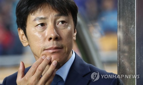 In this file photo taken on May 26, 2017, South Korean football coach Shin Tae-yong watches the FIFA U-20 World Cup match between South Korea and England at Suwon World Cup Stadium in Suwon, Gyeonggi Province. Shin was named new head coach for the South Korean senior national team by the Korea Football Association (KFA) on July 4, 2017. (Yonhap)