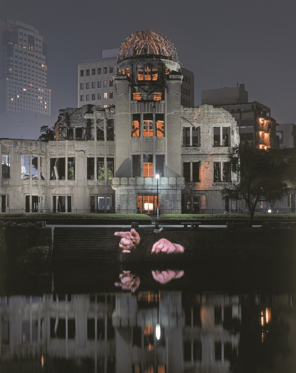 The image provided by Krzysztof Wodiczko the National Museum of Modern and Contemporary Art (MMCA) on July 4, 2017, shows the scene from "Hiroshima Projection" in 1999 aimed at remembering the victims and survivors of the atomic bombing by the U.S. in the Japanese city in August 1945. (Yonhap)