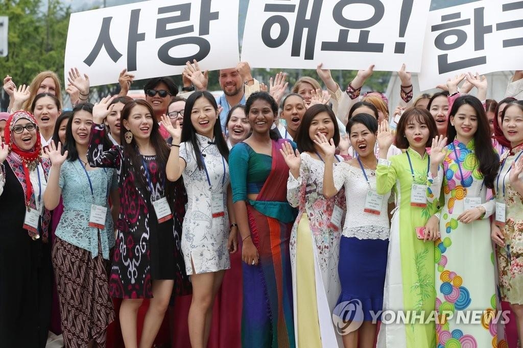 Foreign students learning Korean from the King Sejong schools around the world pose for a photo during their visit to Seoul in September 2016. (Yonhap)