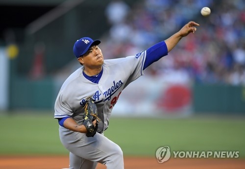 In this Associated Press file photo taken on June 28, 2017, Los Angeles Dodgers starting pitcher Ryu Hyun-jin throws during the first inning against the Los Angeles Angels at Angel Stadium of Anaheim in Anaheim, California. (Yonhap)