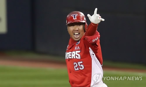 Doosan Bears infielder Hur Kyoung-min voted KBO's top player for July