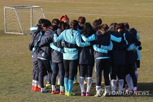 In this file photo taken Nov. 27, 2017, South Korea women's national football team players gather in a circle before training at the National Football Center in Paju, north of Seoul. (Yonhap)
