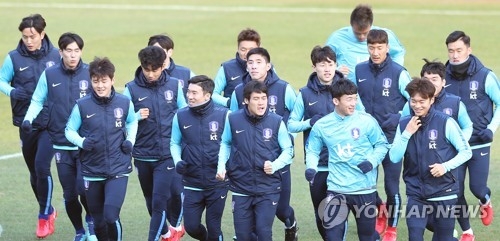 In this file photo taken Dec. 4, 2017, South Korean national football team players train at Ulsan Stadium in Ulsan. (Yonhap)