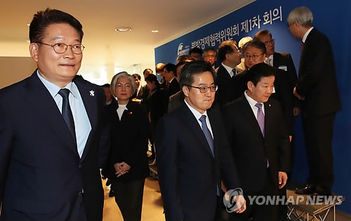 Song Young-gil (L), the head of the Presidential Committee on Northern Economic Cooperation, attends the group's first meeting held in Seoul on Dec. 7, 2017. (Yonhap)