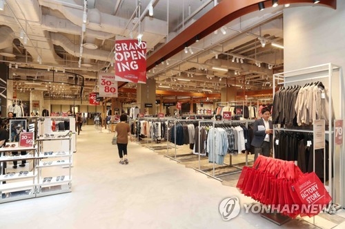This file photo provided by E-Mart Inc., the discount chain arm of retail giant Shinsegae, shows its shopping complex in Goyang, in the northern outskirts of Seoul, on Aug. 17, 2017. (Yonhap)