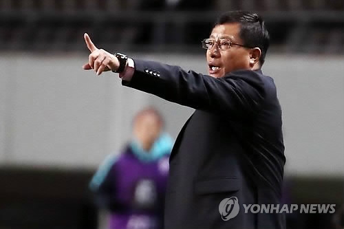 North Korea women's national football head coach Kim Kwang-min directs his players during the match between North Korea and South Korea at the East Asian Football Federation (EAFF) E-1 Football Championship at Soga Sports Park in Chiba, Japan, on Dec. 11, 2017. (Yonhap)