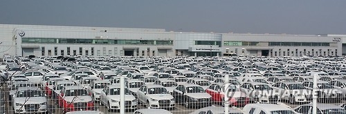 In this undated file photo, tens of thousands of Audi and Volkswagen vehicles are parked at a port in Pyeongtaek, west of Seoul. (Yonhap) 