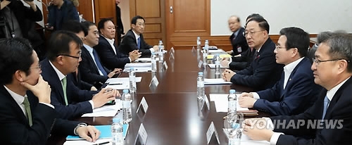 Top officials from related ministries and bodies hold an emergency meeting on ways to curb cryptocurrency speculation at the central government complex in Seoul on Dec. 13, 2017. (Yonhap)