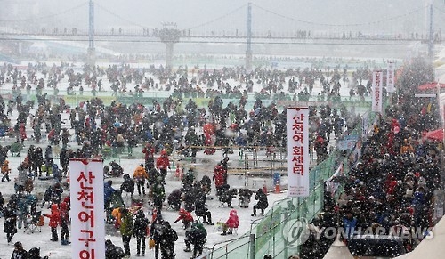This 2017 file photo shows visitors packing a frozen river to fish for "sancheoneo," a type of mountain trout during the annual Hwacheon Sancheoneo Ice Festival in Hwacheon, some 120 kilometers northeast of Seoul. (Yonhap)
