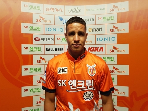 This photo, provided by South Korean football club Jeju United on Dec. 29, 2017, shows the club's new Brazilian forward Roberson de Arruda Alves. (Yonhap)