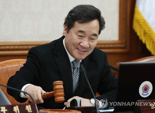 In this file photo taken Dec. 29, 2017, Prime Minister Lee Nak-yon bangs the gavel at a Cabinet meeting at the government building in downtown Seoul. (Yonhap) 