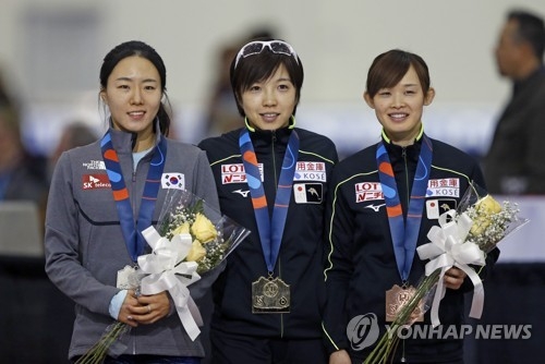 In this Associated Press file photo taken on Dec. 9, 2017, the top three finishers from the women's 500 meters at the International Skating Union World Cup Speed Skating race in Salt Lake City, Utah, pose for pictures during their medal ceremony. From left: runner-up Lee Sang-hwa of South Korea, winner Nao Kodaira of Japan, and third-place finisher Arisa Go of Japan. (Yonhap)