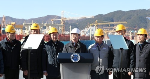 President Moon Jae-in (C) delivers a speech during his trip to a shipyard in Geoje, located some 450 kilometers south of Seoul, on Jan. 3, 2018. (Yonhap)
