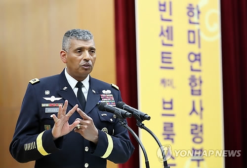 Gen. Vincent K. Brooks, commander of U.S. Forces Korea (USFK), speaks in a lecture at Seoul Cyber University on Jan. 4, 2018. (Yonhap)