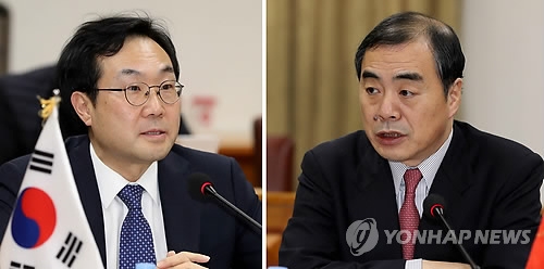 Lee Do-hoon (L), South Korea's special representative for Korean Peninsula peace and security affairs, and Kong Xuanyou, China's assistant foreign minister, speak during a meeting in Seoul on Jan. 5, 2018. (Yonhap)