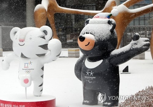 This file photo taken on Nov. 23, 2017, shows Soohorang (L), the mascot for the 2018 PyeongChang Winter Olympics, and Bandabi, the mascot for the 2018 PyeongChang Winter Paralympics, covered in snow in Sejong. (Yonhap)