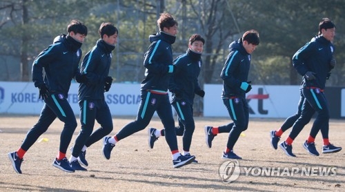South Korea's under-23 national football team trains at the National Football Center in Paju, north of Seoul, on Jan. 5, 2018. (Yonhap)