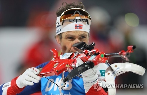 In this file photo taken March 5, 2017, Ole Einar Bjorndalen of Norway looks at his target during the men's 4x7.5 kilometers relay at the International Biathlon Union World Cup Biathlon at Alpensia Biathlon Centre in PyeongChang, South Korea. (Yonhap)