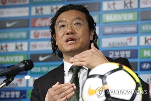 Kim Pan-gon, head of a new Korea Football Association (KFA) commmittee on national team coaching hiring, speaks at his introductory press conference at the KFA headquarters in Seoul on Jan. 8, 2018. (Yonhap)