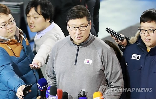 South Korean men's hockey coach Jim Paek (2nd from R) speaks to reporters during an open house event at the Jincheon National Training Center in Jincheon, North Chungcheong Province, on Jan. 10, 2018. (Yonhap)