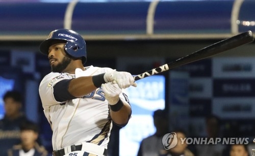 In this file photo taken on Oct. 20, 2017, Xavier Scruggs of the NC Dinos gets a hit against the Doosan Bears in the bottom of the third inning of the clubs' Korea Baseball Organization postseason game at Masan Stadium in Changwon, South Gyeongsang Province. (Yonhap)