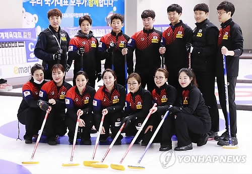 South Korea's curling team poses at a media event at Jincheon National Training Center on Jan. 10, 2018. (Yonhap)