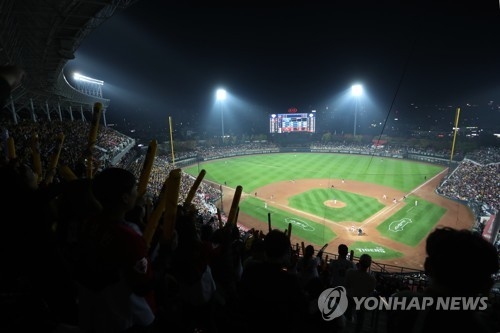 This file photo, taken on Oct. 25, 2017, shows a sold-out crowd of 19,600 at Gwangju-Kia Champions Field in Gwangju before Game 1 of the 2017 Korean Series between the home team Kia Tigers and the Doosan Bears. (Yonhap)