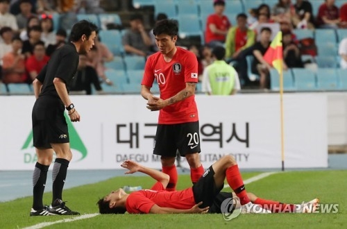 South Korean midfielder Lee Chung-yong (C) writhes in pain after a foul against Honduras in the teams' friendly match at Daegu Stadium in Daegu, 300 kilometers southeast of Seoul, on May 28, 2018. (Yonhap)