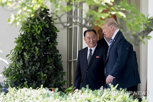 This AP photo shows Kim Yong-chol (L), vice chairman of the central committee of North Korea's ruling Workers' Party, walking with U.S. President Donald Trump at the White House in Washington on June 1, 2018. (Yonhap)