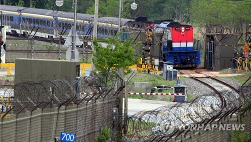 A South Korean train returns home from North Korea's western border city of Kaesong through the heavily armed frontier during a test run on a reconnected track between the two sides on May 17, 2007. (Yonhap)