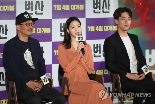 Actress Kim Go-eun (C) speaks during a press conference for director Lee Joon-ik's 13th feature, "Sunset in My Hometown," at a Seoul theater on June 4, 2018. (Yonhap)
