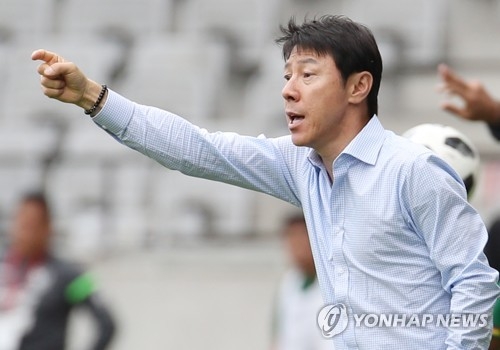 South Korea men's football head coach Shin Tae-yong directs his players during a World Cup tuneup match against Bolivia at Tivoli-Neu Stadium in Innsbruck, Austria, on June 7, 2018. (Yonhap)