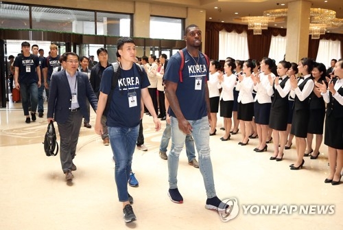 This photo taken on July 3, 2018, shows South Korean basketball players entering a hotel in Pyongyang, welcomed by hotel staff members. (Pool photo) (Yonhap)