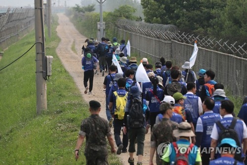 This photo, taken June 25, 2018, shows a group of South Korean lawmakers, civic activists and students embarking on a 12-day hiking trip along the military demarcation line from Paju, a county just south of the inter-Korean border, to call for a peaceful unification of the divided Koreas. (Yonhap)