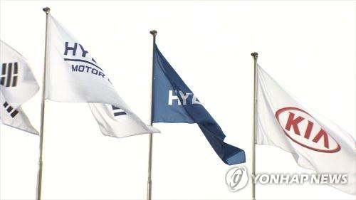 Corporate flags of Hyundai Motor Group (L), Hyundai Motor Co. (C) and Kia Motors Corp. (Yonhap)