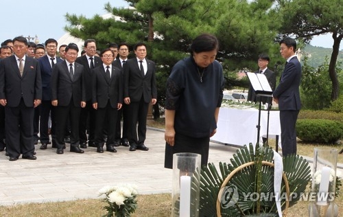 In this photo provided by Hyundai Group, its chairwoman Hyun Jeong-eun pays respect to late chairman Chung Mong-hun during a memorial service at Mount Kumgang on Aug. 3, 2018. (Yonhap)