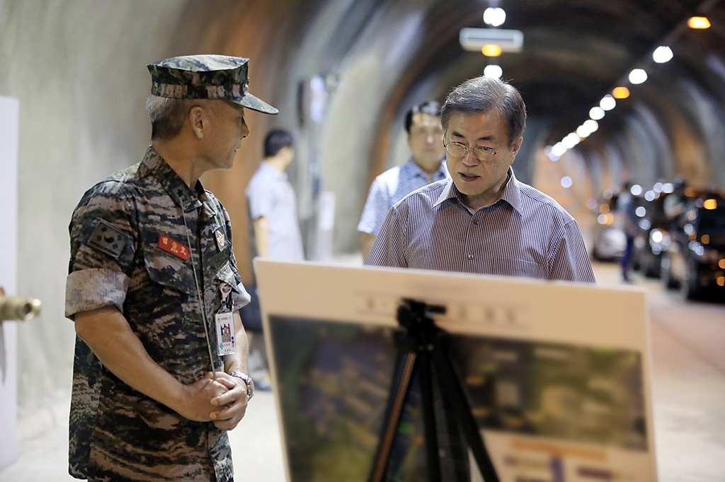 This photo released by the presidential office Cheong Wa Dae shows President Moon Jae-in (R) speaking with a marine officer during his visit to a military facility in Daejeon, located some 160 kilometers south of Seoul, on Aug. 1, 2018. (Yonhap)