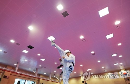 South Korean taekwondo practitioner Kang Bo-ra practices her kick during training at the National Training Center in Jincheon, North Chungcheong Province, on Aug. 8, 2018. (Yonhap)