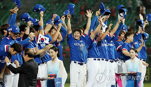 In this file photo from Sept. 28, 2014, South Korean national baseball players celebrate winning the 2014 Asian Games gold medal over Taiwan with a 6-3 victory in the final at Munhak Baseball Stadium in Incheon, 40 kilometers west of Seoul. (Yonhap)