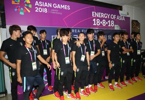 This file photo taken on Aug. 11, 2018, shows South Korea national football team players posing for a photo after arriving at Jakarta Soekarno Hatta International Airport in Jakarta for the 18th Asian Games in Indonesia. (Yonhap)