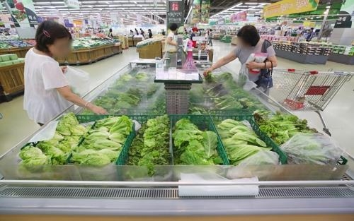 Shoppers select vegetables at a supermarket in Seoul on Aug. 8, 2018. (Yonhap) 