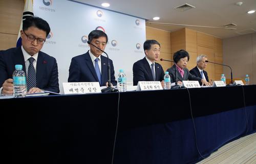 Health and Welfare Minister Park Neung-hoo (C) speaks to reporters on Nov. 20, 2018, about the government's blueprint centering on providing treatment and care for aged people in their homes as the country's population ages at a fast pace. (Yonhap)