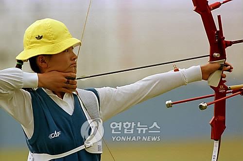 This file photo taken Sept. 27, 1986, shows South Korean archer Kim Jin-ho competing at the 1986 Asian Games in Seoul. (Yonhap)