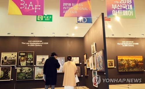 Visitors look at artworks by artists who worked in the days of the Soviet Union during the annual Busan International Art Fair in the southeastern port city of Busan on Dec. 6, 2018. (Yonhap)